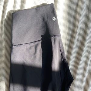 black lululemon wunder under 25” (7/8)